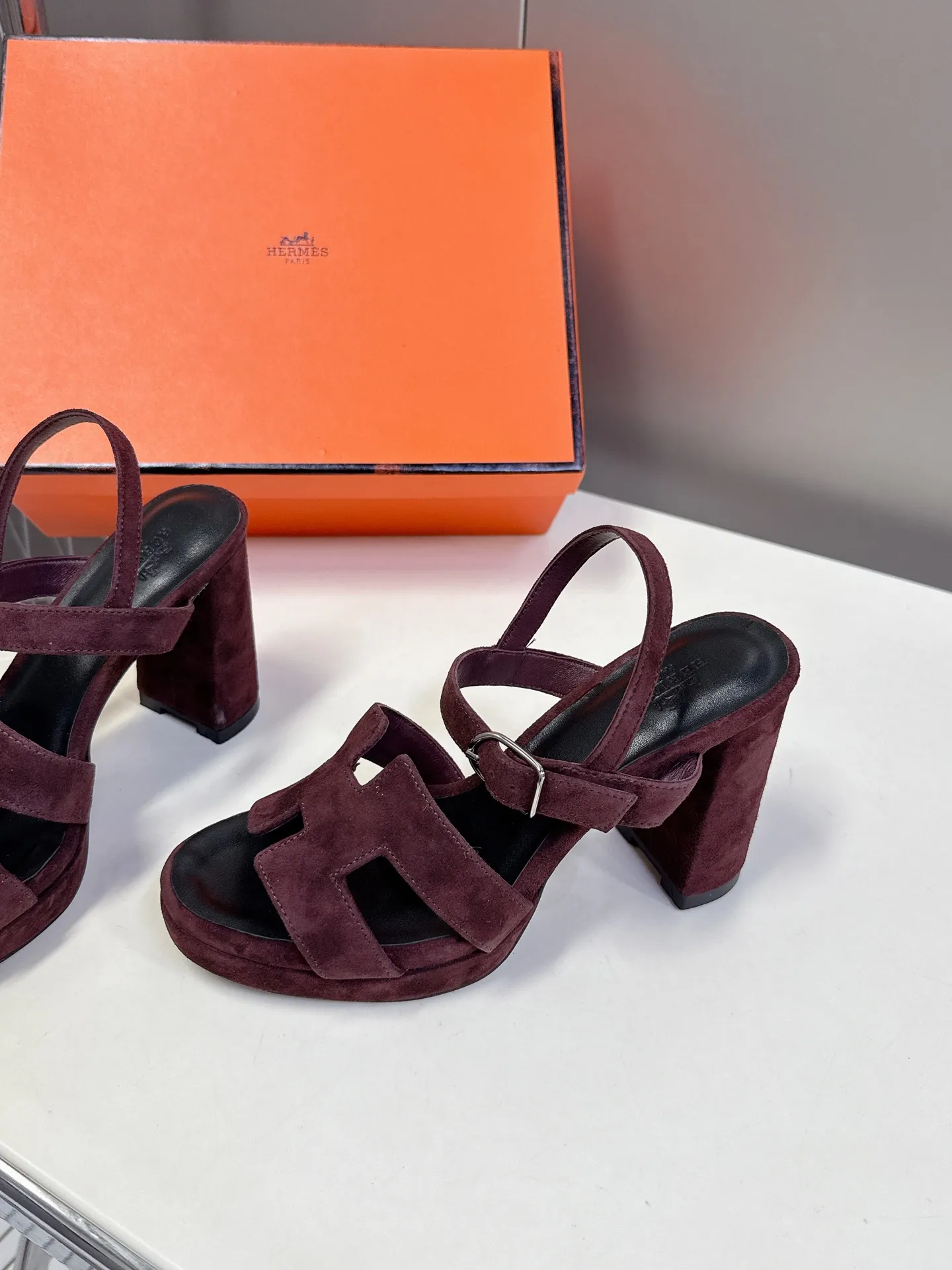 👟👟Ex-factory price 620👟👟 Hermès new spring and summer high-heeled sandals 🧡Upper: imported first-layer suede cowhide, mixed lambskin for feet, original leather outsole. You get what you pay for, genuine materials, whether it is leather, last shape, sole, or craftsmanship, all are consistent with ZP❗️ 🧡Suede high-heeled sandals, classic "H"-shaped upper with flexible ankle strap to highlight the slender ankle, about 9 cm high heels to reshape the body shape, genuine leather soles to enhance style, simple and smooth design, creating a fashionable and feminine look.  🧡Size: 35-39 yards (40 can be customized with no return or exchange) 🧡Color: multi-color 🧡Heel height: about 9 cm at the heel and 2 cm at the bottom